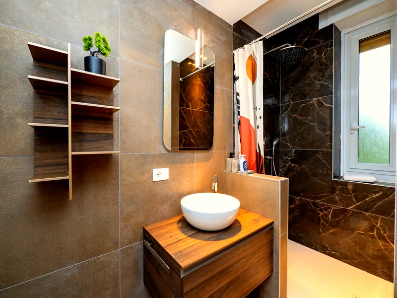 Lavabo tondo su piano in legno