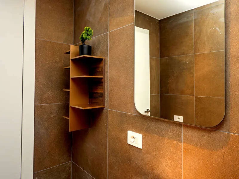Dettagli del bagno: mensola ad angolo e specchio