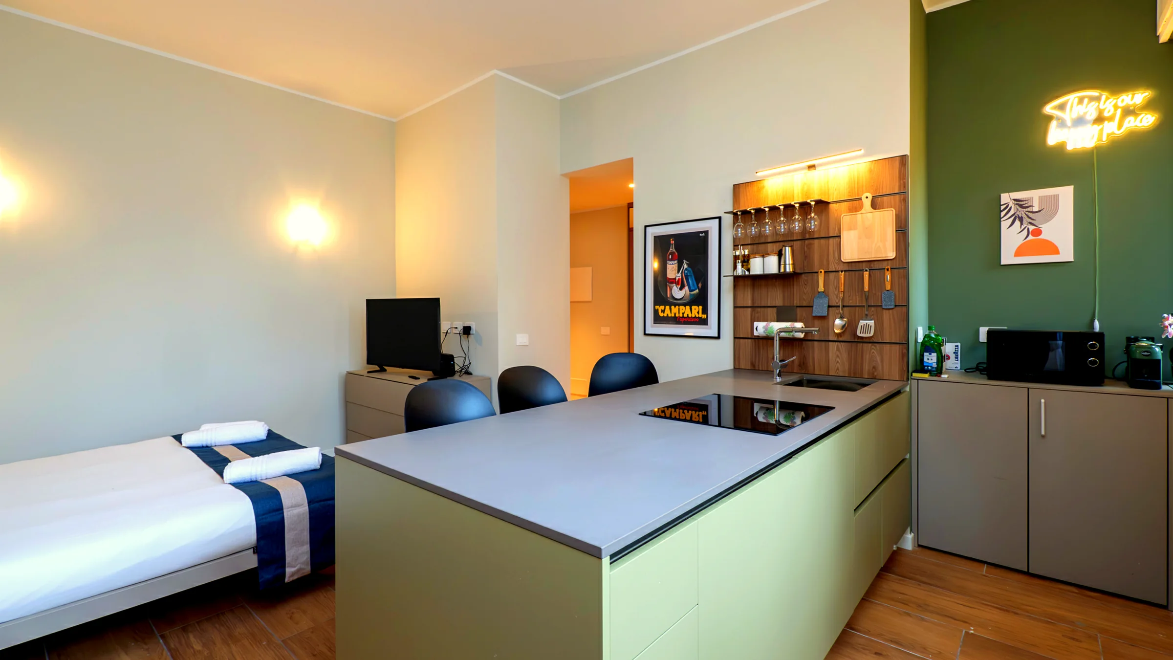 Das Studio Meazza Suite in San Siro, Mailand: Bett, Kücheninsel und Neonschild