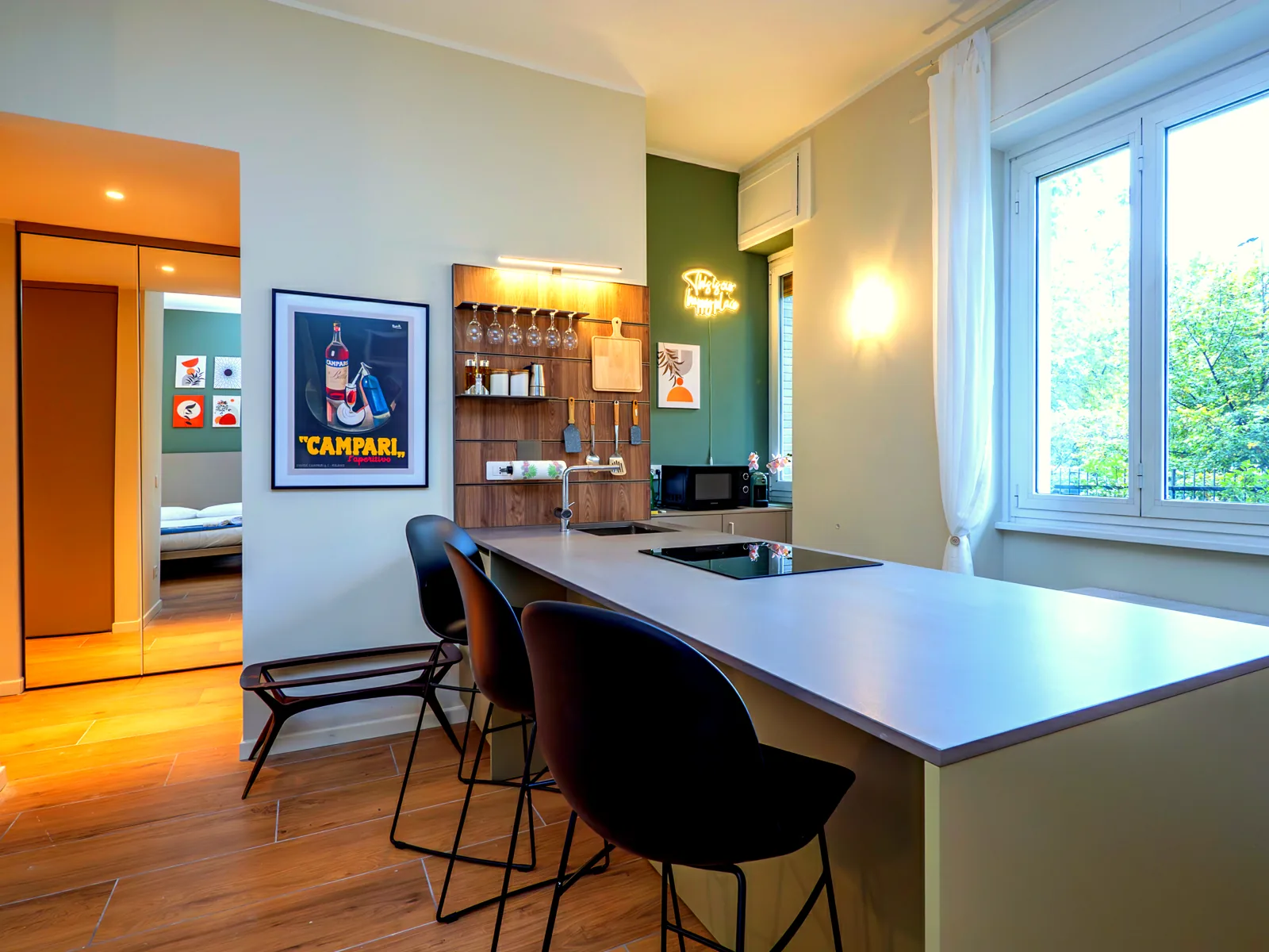 Monolocale Meazza Suite a San Siro, Milano: cucina, tavolo e letto in un unico ambiente
