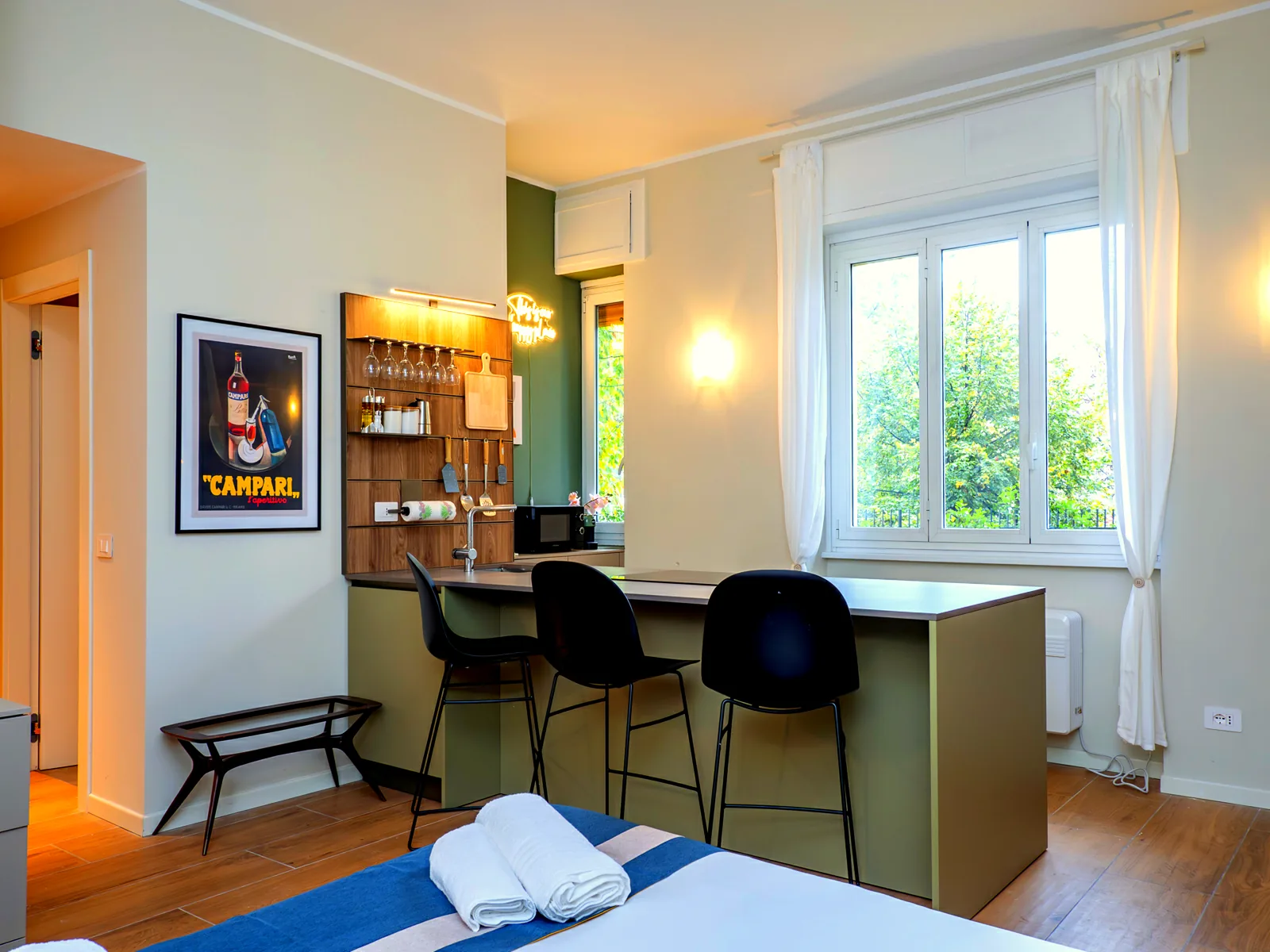 Die Theke am Fenster mit Blick auf die baumbestandene Straße